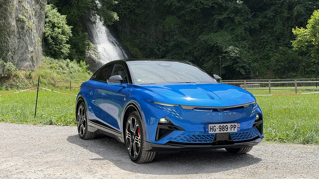 Alpine A390 GT, primo test drive: la crossover elettrica sportiva che non ti aspetti