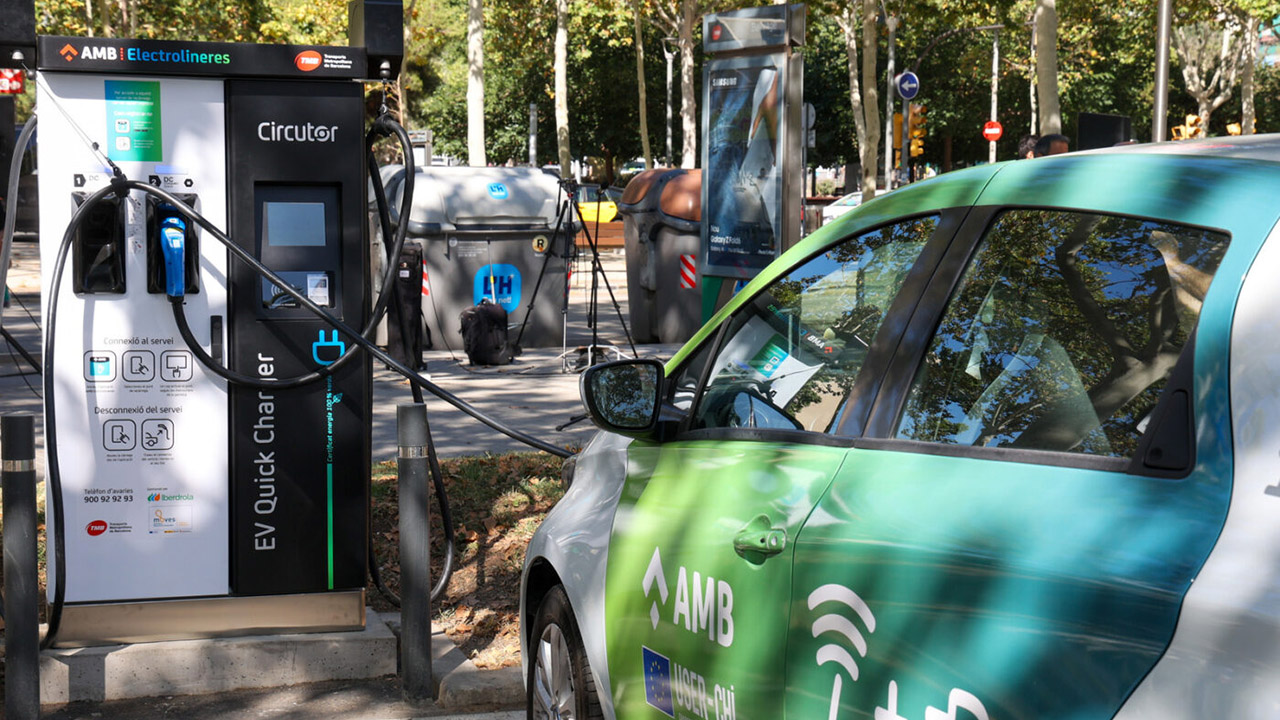 A Barcellona le auto elettriche si caricano con l'energia recuperata dalle frenate della metro