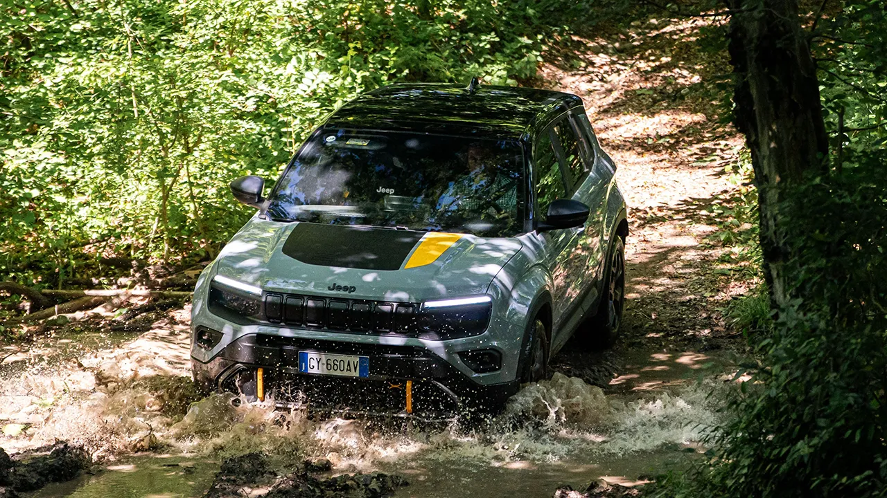Tra sentieri e fango con Jeep Avenger 4xe: abbiamo provato la nuova ibrida 4x4
