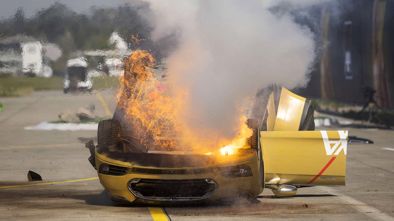 Axa si scusa per il finto incendio con una Tesla: "abbiamo commesso un errore di comunicazione"