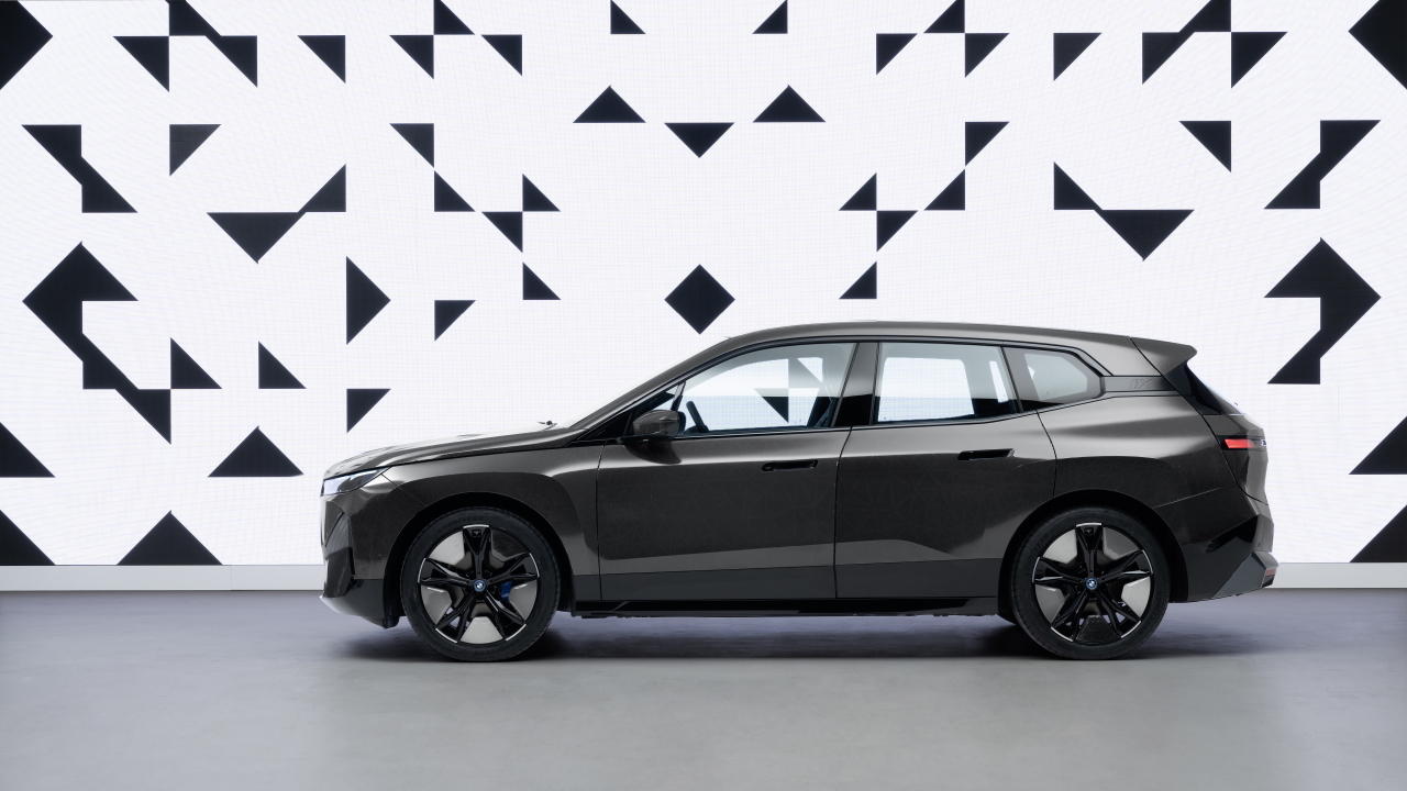 BMW iX Flow con E Ink: quando vuoi, la carrozzeria dell'auto cambia colore