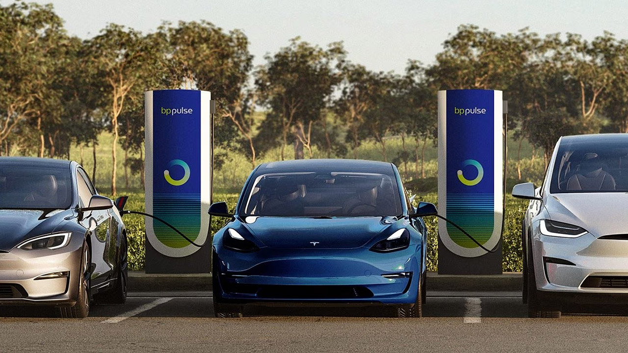 Colpaccio Tesla, fornirà a BP Pulse l'hardware Supercharger per una rete pubblica