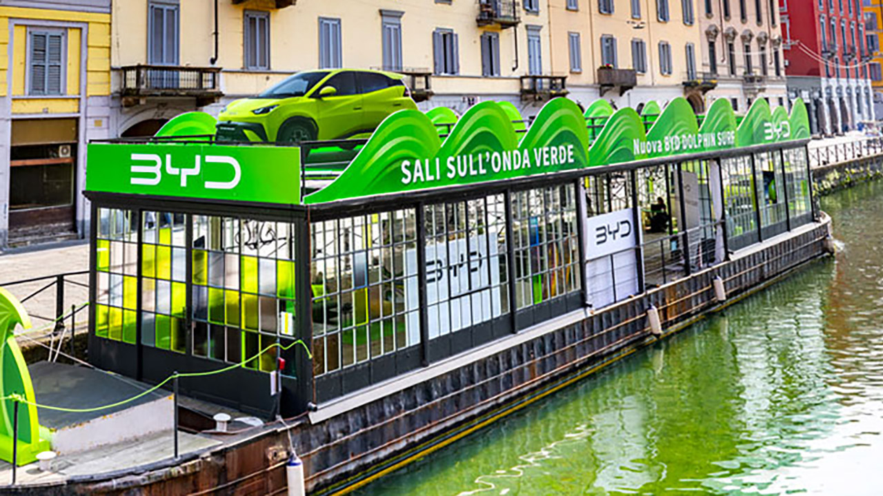Vuoi conoscere da vicino BYD Dolphin Surf? La trovi a Milano sul Naviglio Grande