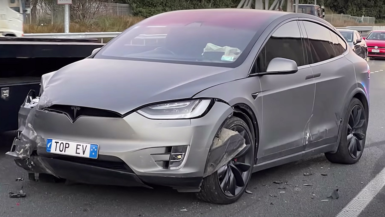 Le telecamere di una Tesla registrano l'insensata furia stradale: manette e 45.000 dollari di danni | Video