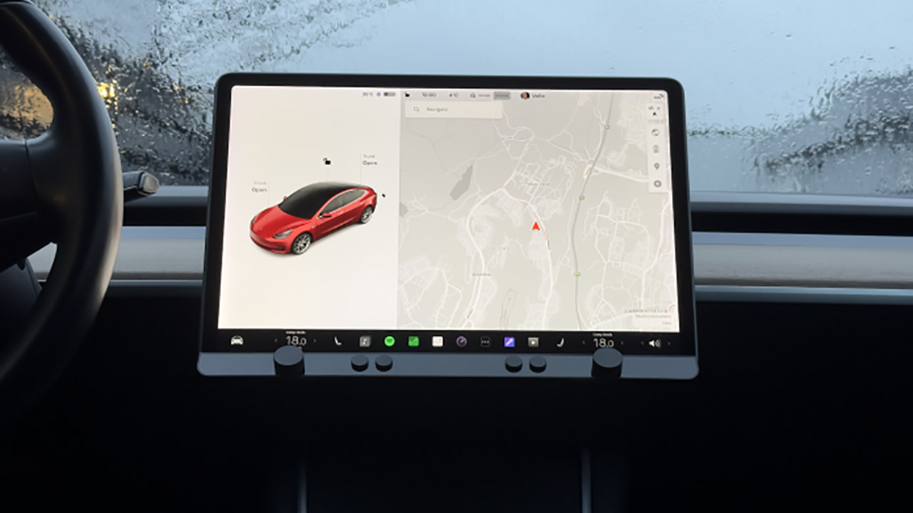 Non vi piacciono i controlli solo touchscreen? Per Tesla arrivano i tasti fisici, e vanno a ruba