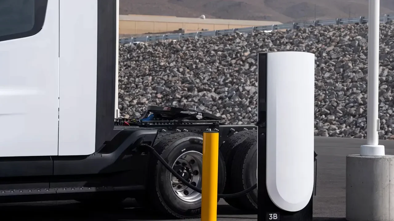 Sapete quanto costa un Megacharger Tesla? Ecco i prezzi, ora c'&egrave; anche il Basecharger