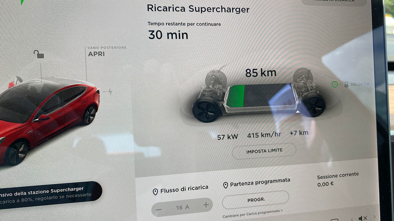 Tesla mette a nudo le sue batterie: perdita di capacità del 10% dopo 320.000 km