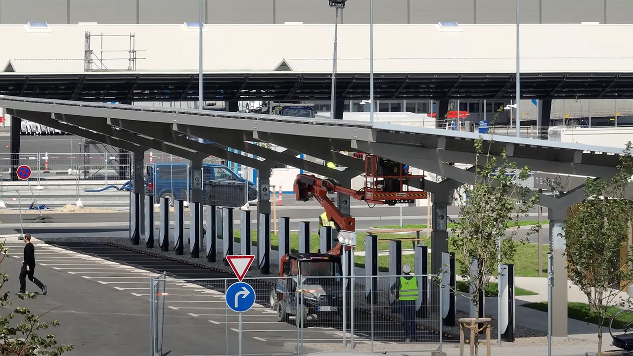 L'espansione della Tesla GigaBerlin è partita, arriva anche un Supercharger V4 | Video