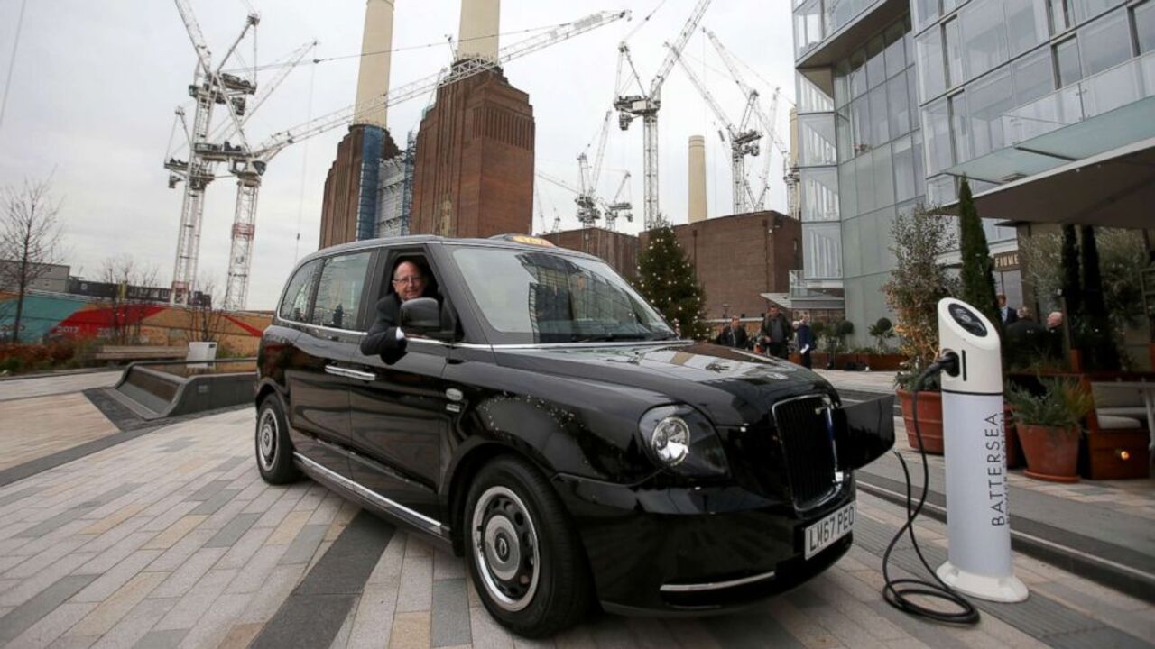 Come cambiano le icone, metà dei taxi neri di Londra adesso sono elettrici  