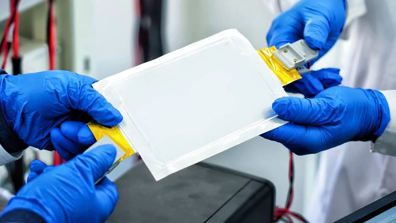 In Cina hanno scoperto come triplicare la densit&agrave; energetica delle normali batterie al litio