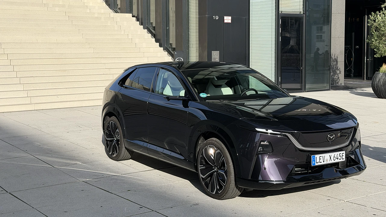 Mazda CX-6e, il primo test drive: quando l'elettrico giapponese parla cinese ma guida europeo