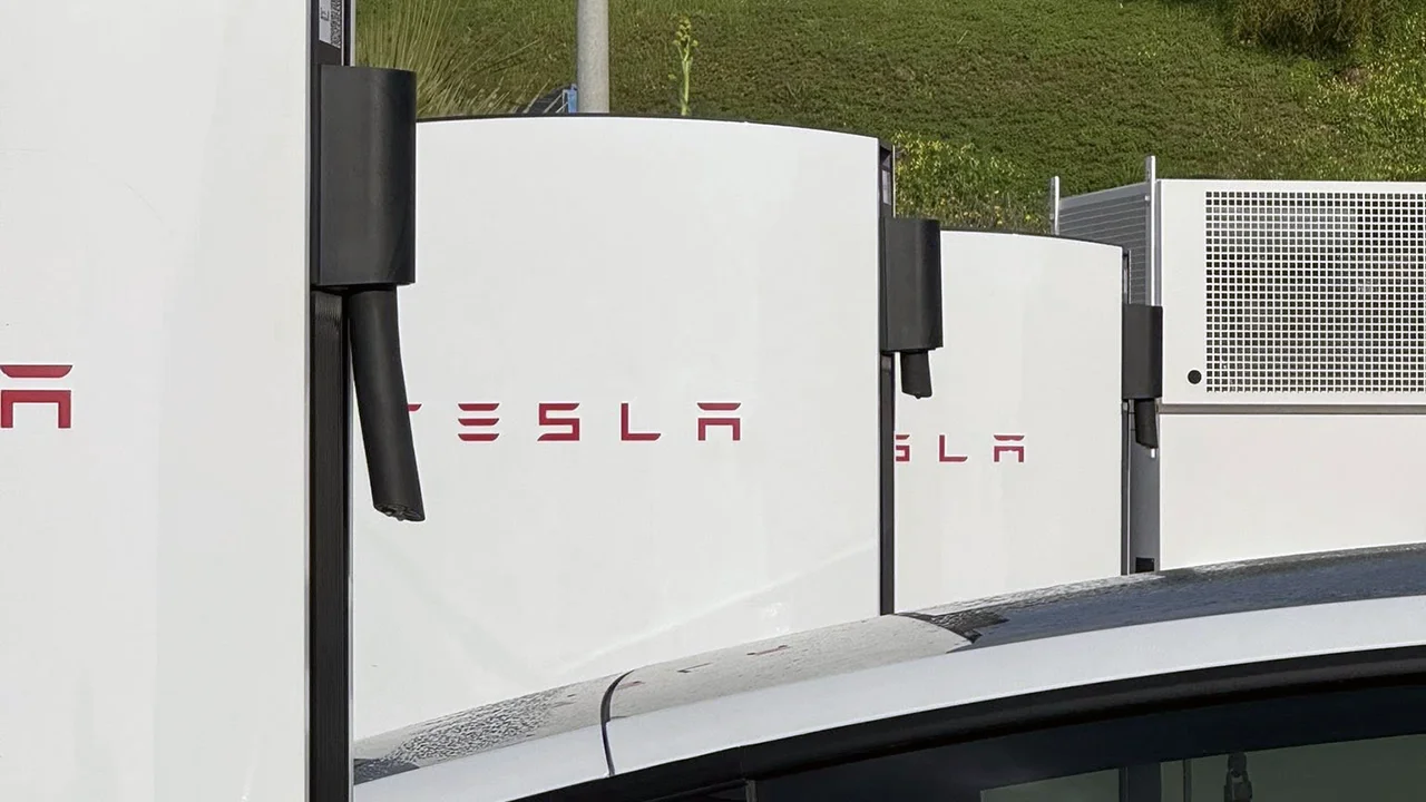 Anche Tesla vittima dei ladri di cavi, &egrave; successo al Supercharger di Catania