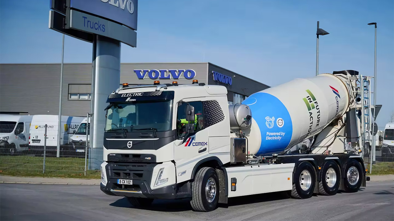 Volvo Trucks ha consegnato la prima betoniera elettrica per il trasporto del cemento