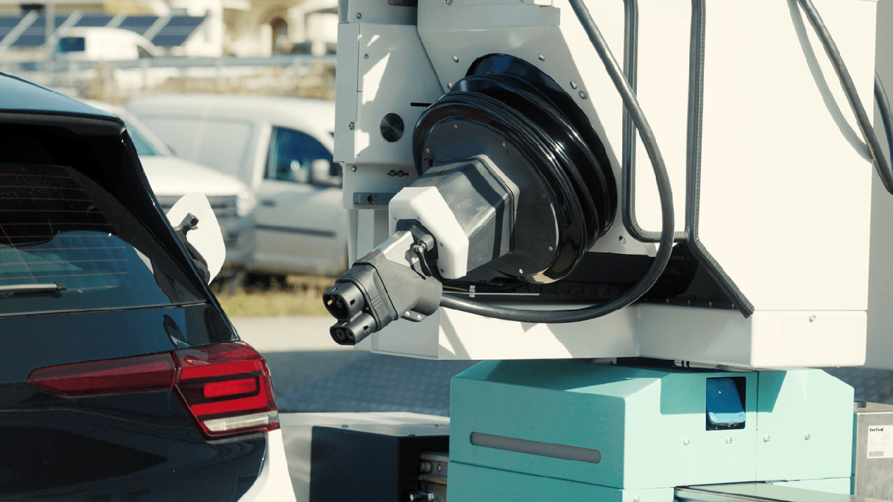 Ecco il robot che ricarica le auto: ne basta uno per un intero parcheggio | VIDEO