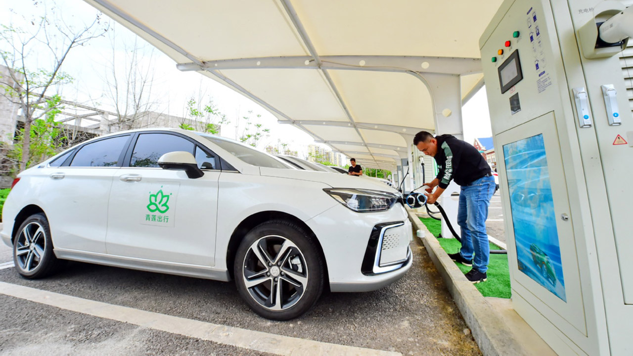 Grande esperimento vehicle-to-grid in Cina: 1.277 auto elettriche restituiscono energia alla rete