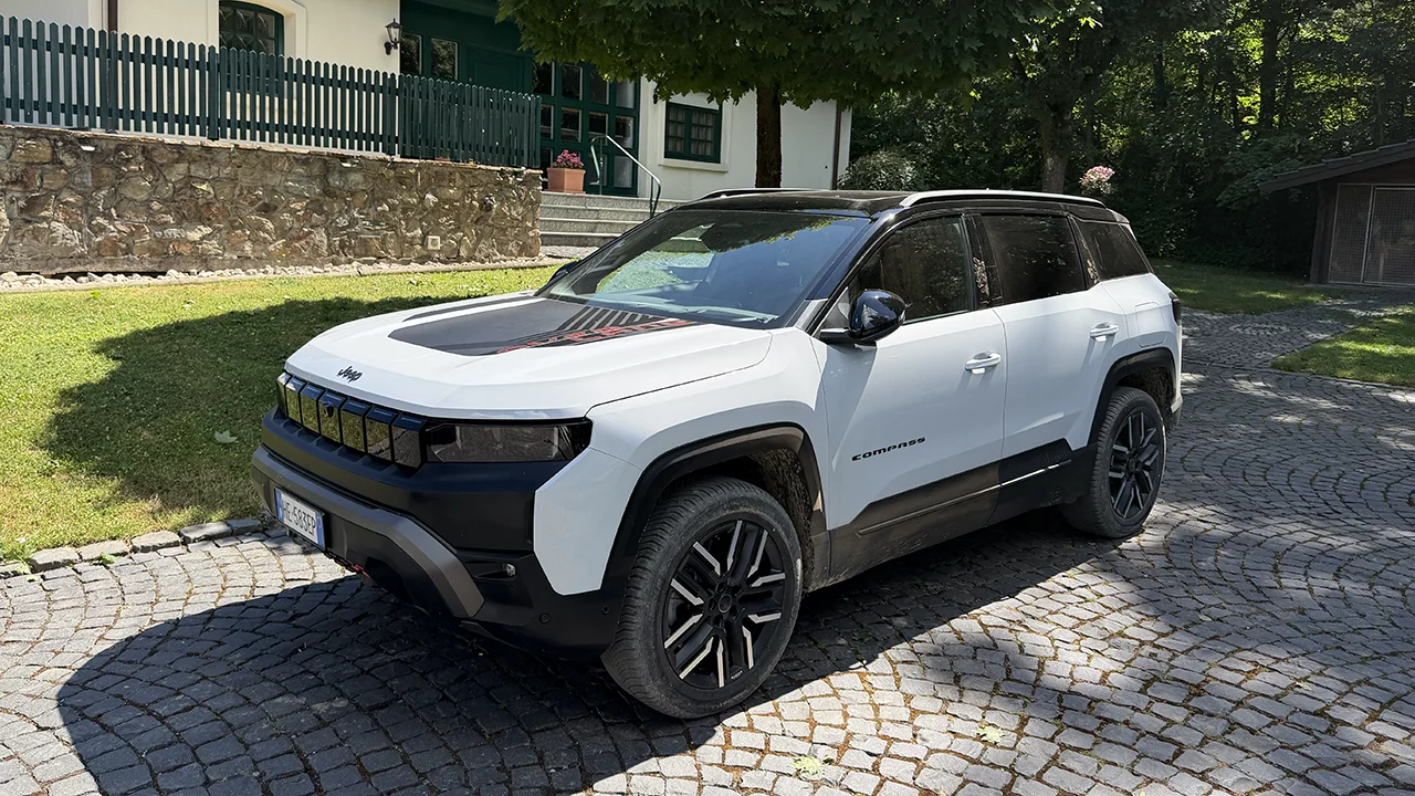 Nuova Jeep Compass 4xe, prima prova: modificata per l'offroad, in elettrico si pu&ograve;