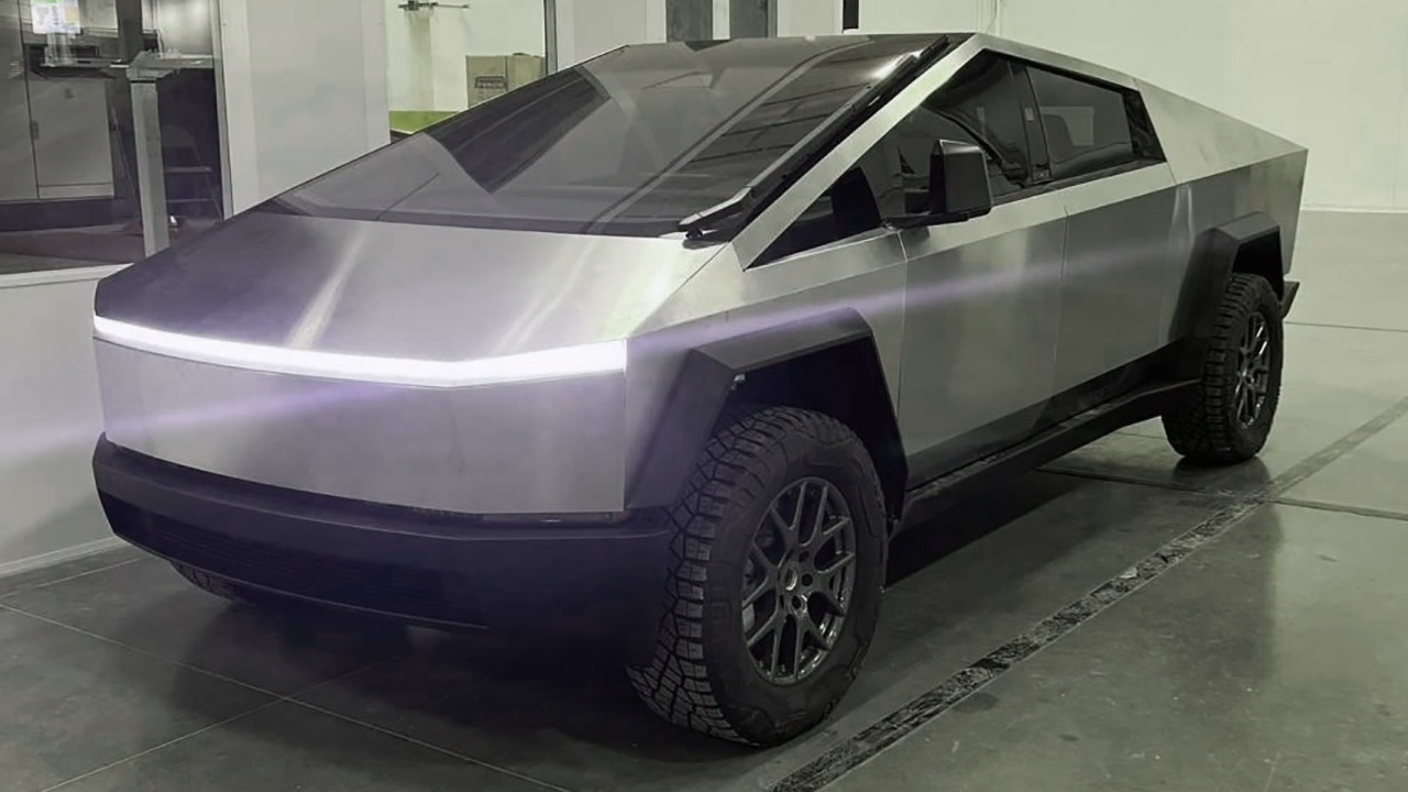 Tesla Cybertruck, nuove foto ravvicinate mostrano le modifiche: specchietti, tergicristallo e via le maniglie