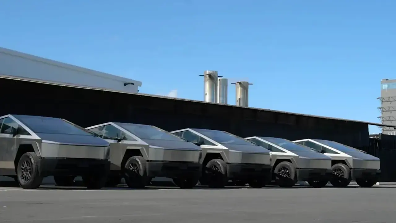 Che fare con i Tesla Cybertruck invenduti? Musk li ricompra con SpaceX e xAI