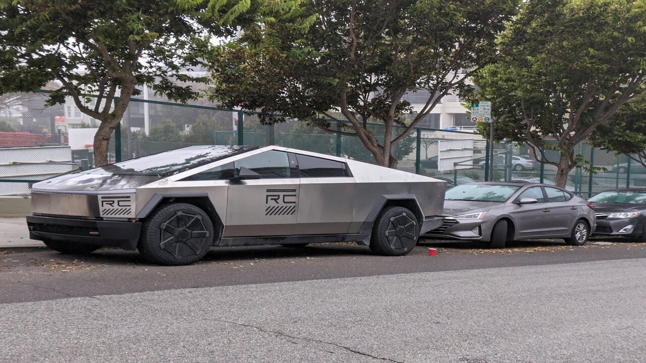 Tesla Cybertruck avrà (anche) una modalità sentinella personalizzata, ecco il Cyber Owl  