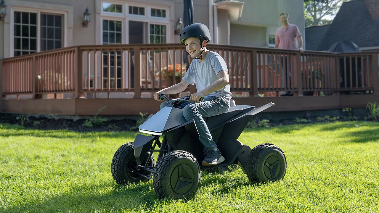 Bambini alla guida di un veicolo Tesla, aperti gli ordini in Italia per Cyberquad mini