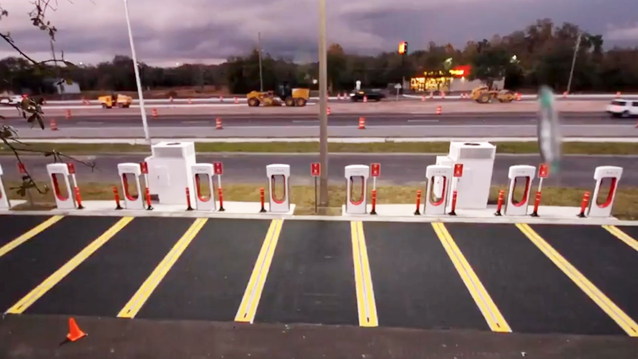 Tesla svela il Supercharger prefabbricato: solo otto giorni per completare una stazione