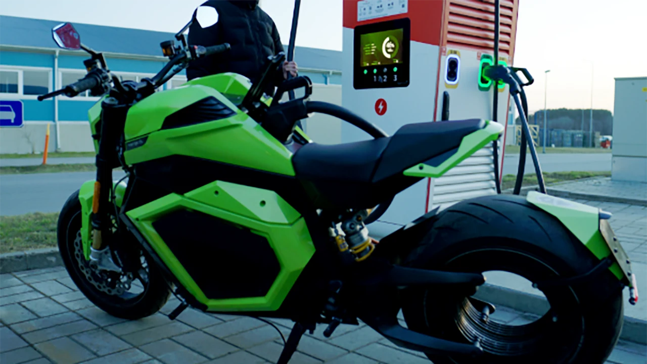 Donut Lab, test di ricarica con Verge TS: le batterie a stato solido si caricano in 12 minuti