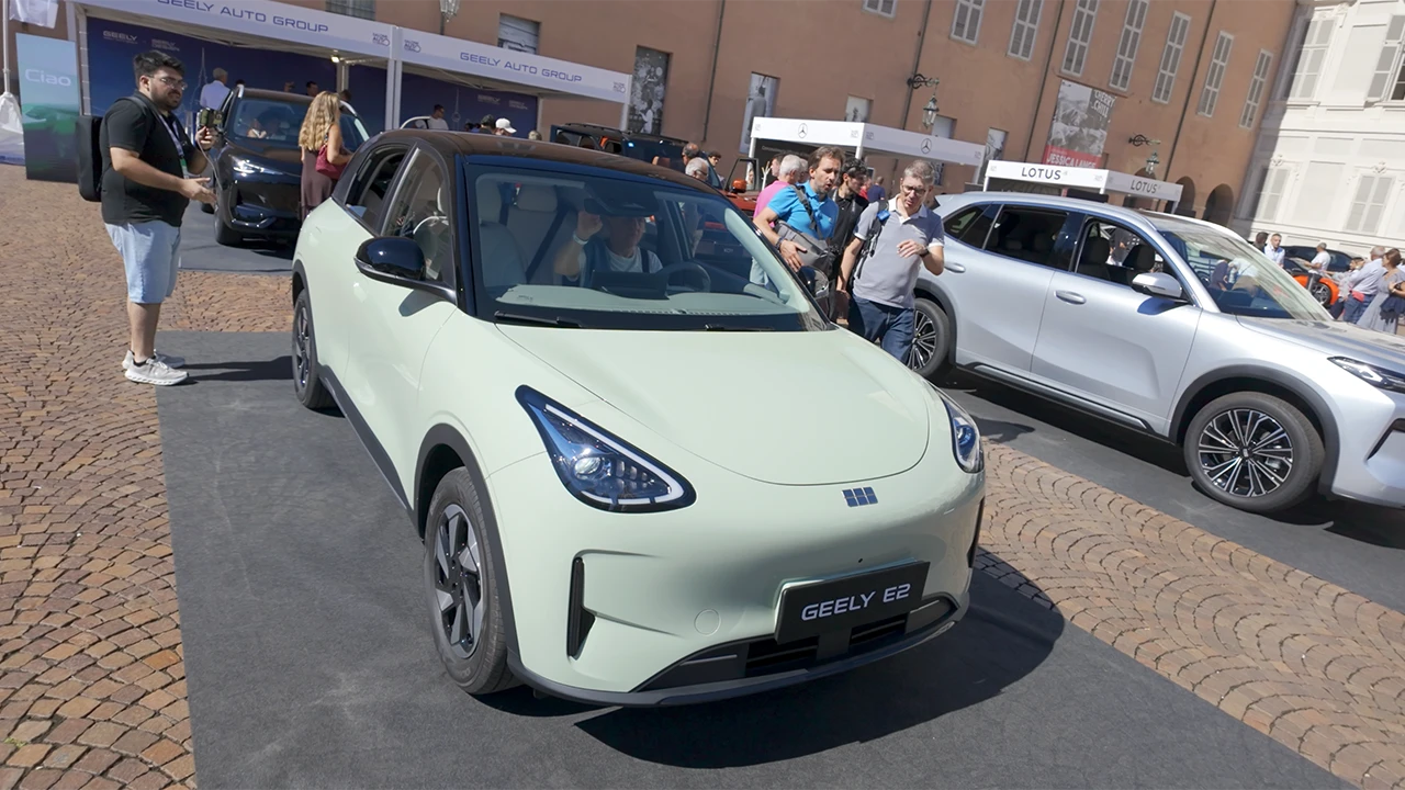 Geely E2: abbiamo visto dal vivo la regina cinese pronta a conquistare l'Italia | Video
