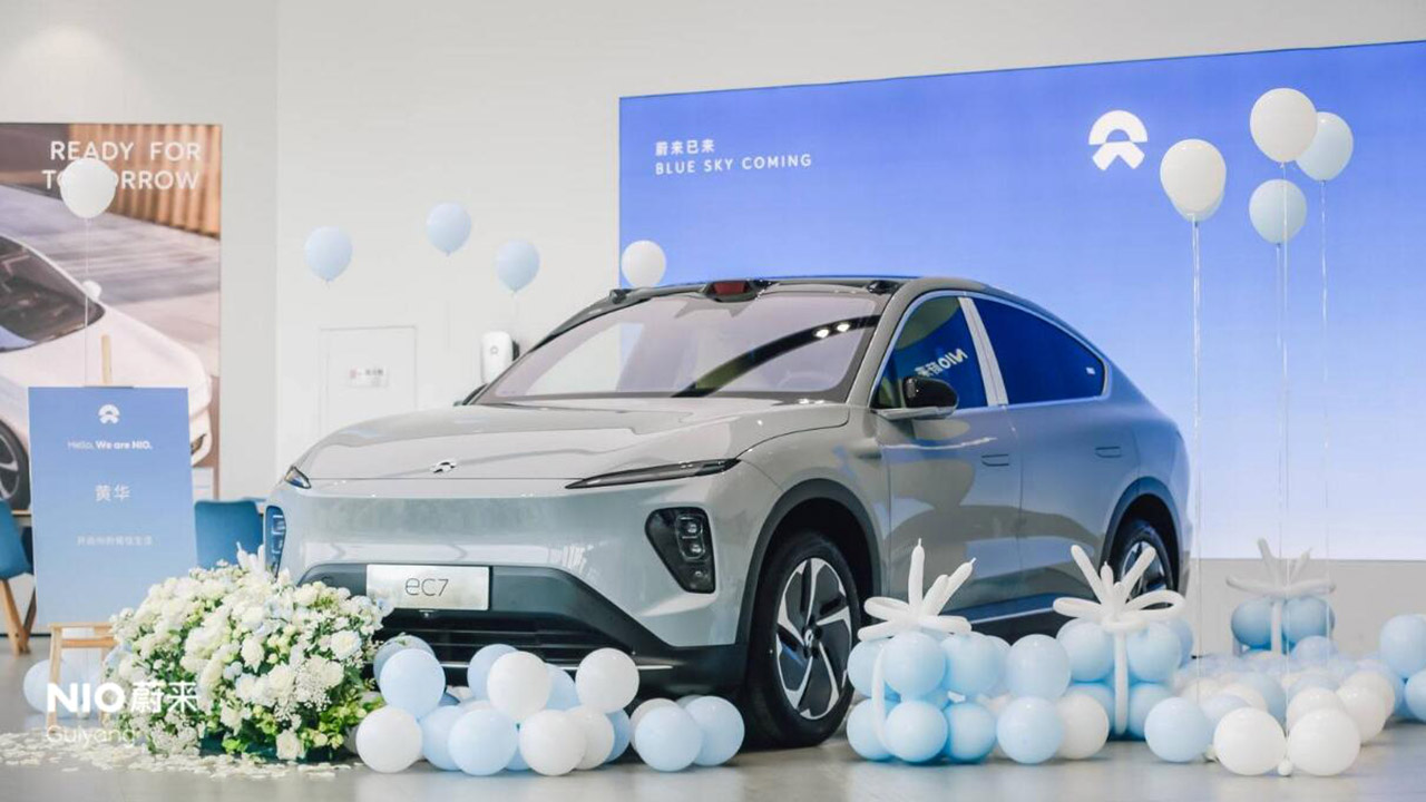 NIO inizia le consegne del SUV coupé EC7. Con batteria a noleggio costa fino a 17.000 euro in meno