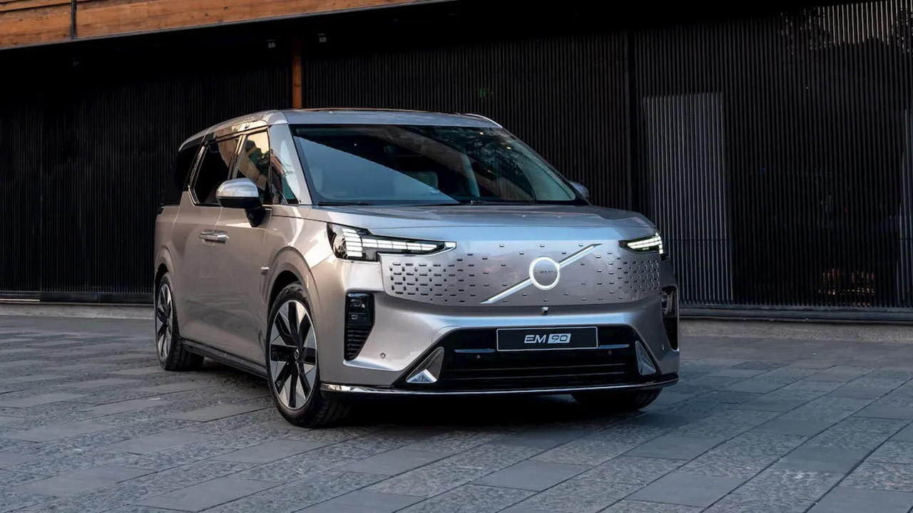 Volvo EM90, il minivan elettrico "living su ruote" è uscito dalla fabbrica