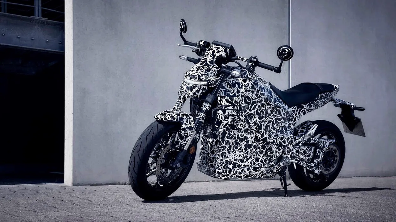 Anche la prima moto elettrica di Honda &egrave; pronta. Le immagini in Europa prima della presentazione | Video