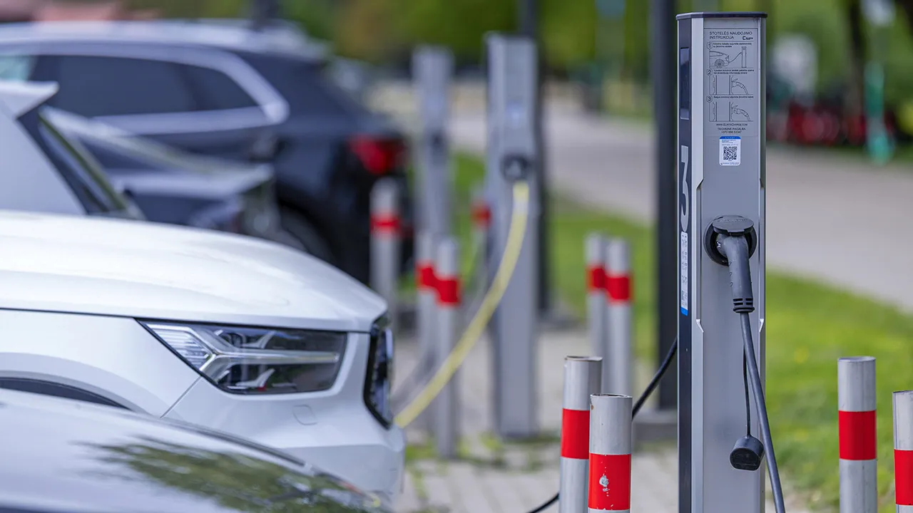 Pi&ugrave; auto aziendali elettriche, le regole per l'Italia nascoste nel nuovo pacchetto dell'UE