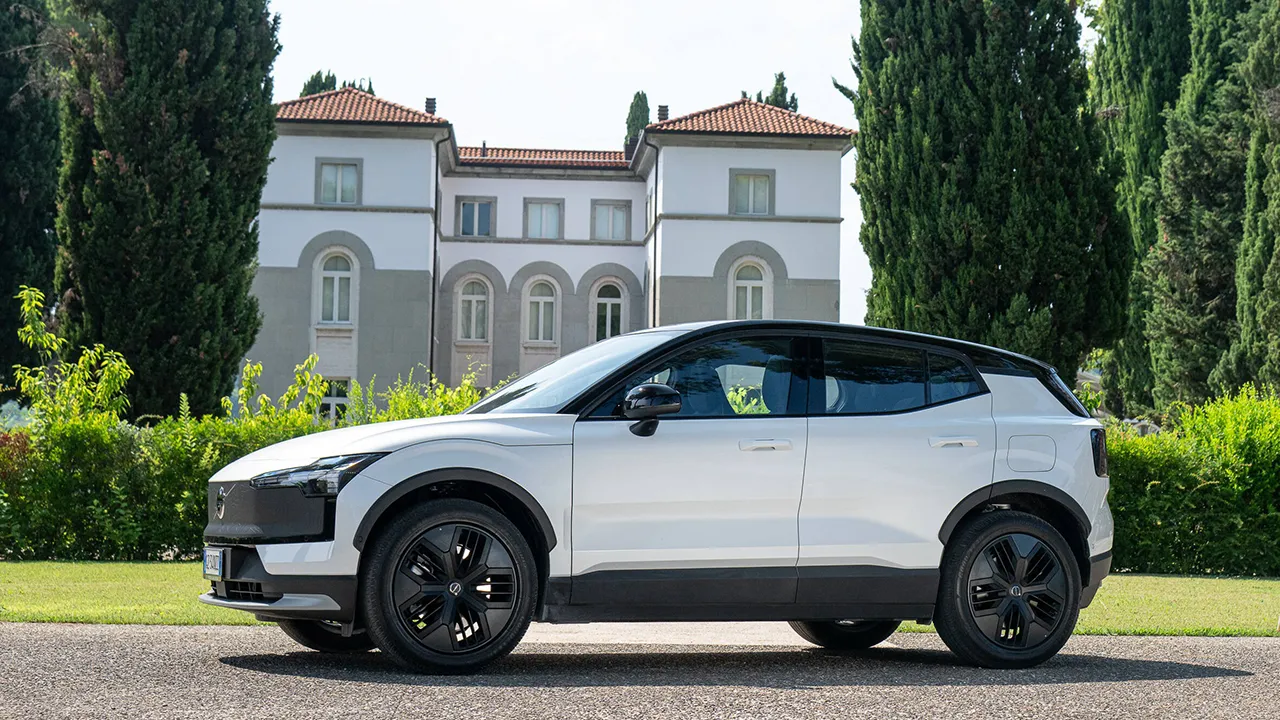 Primo contatto con Volvo EX30 Cross Country, la top di gamma diversa | Video