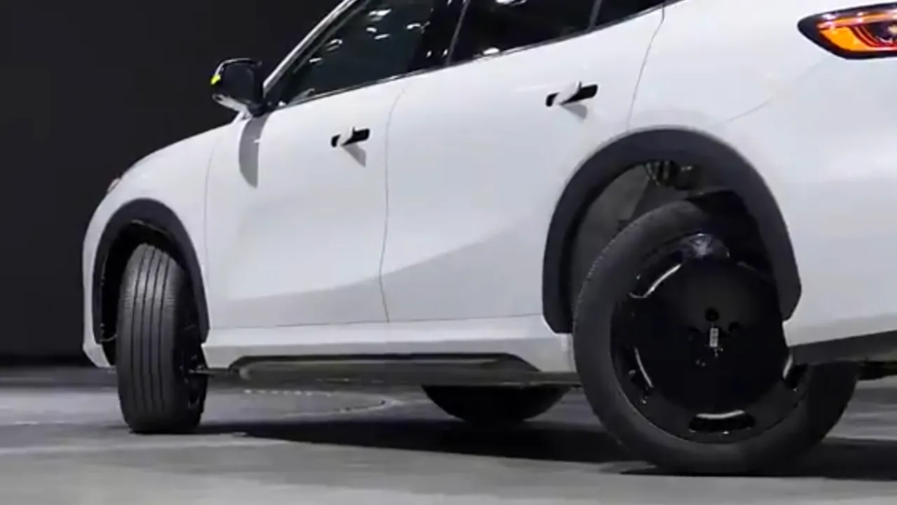 La Geely EX5 ora pu&ograve; muoversi in qualsiasi direzione con sterzo a 90 gradi su tutte le ruote