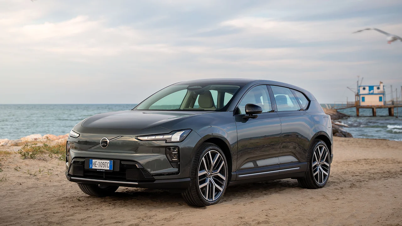 Volvo EX60, primo test drive: ammiraglia futuristica a 800 volt