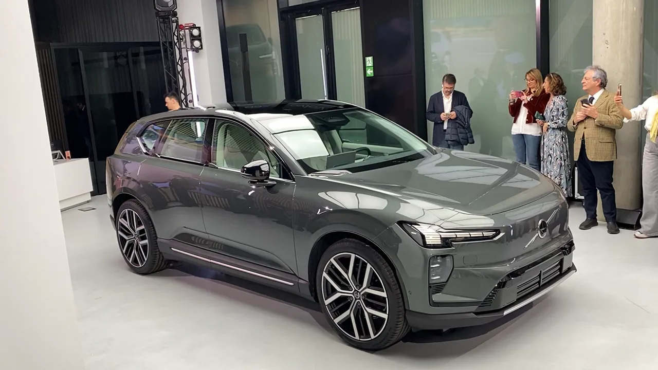 Volvo EX60 dal vivo: spazio a volont&agrave;, fino a 810 km di autonomia, prezzi anche della Cross Country