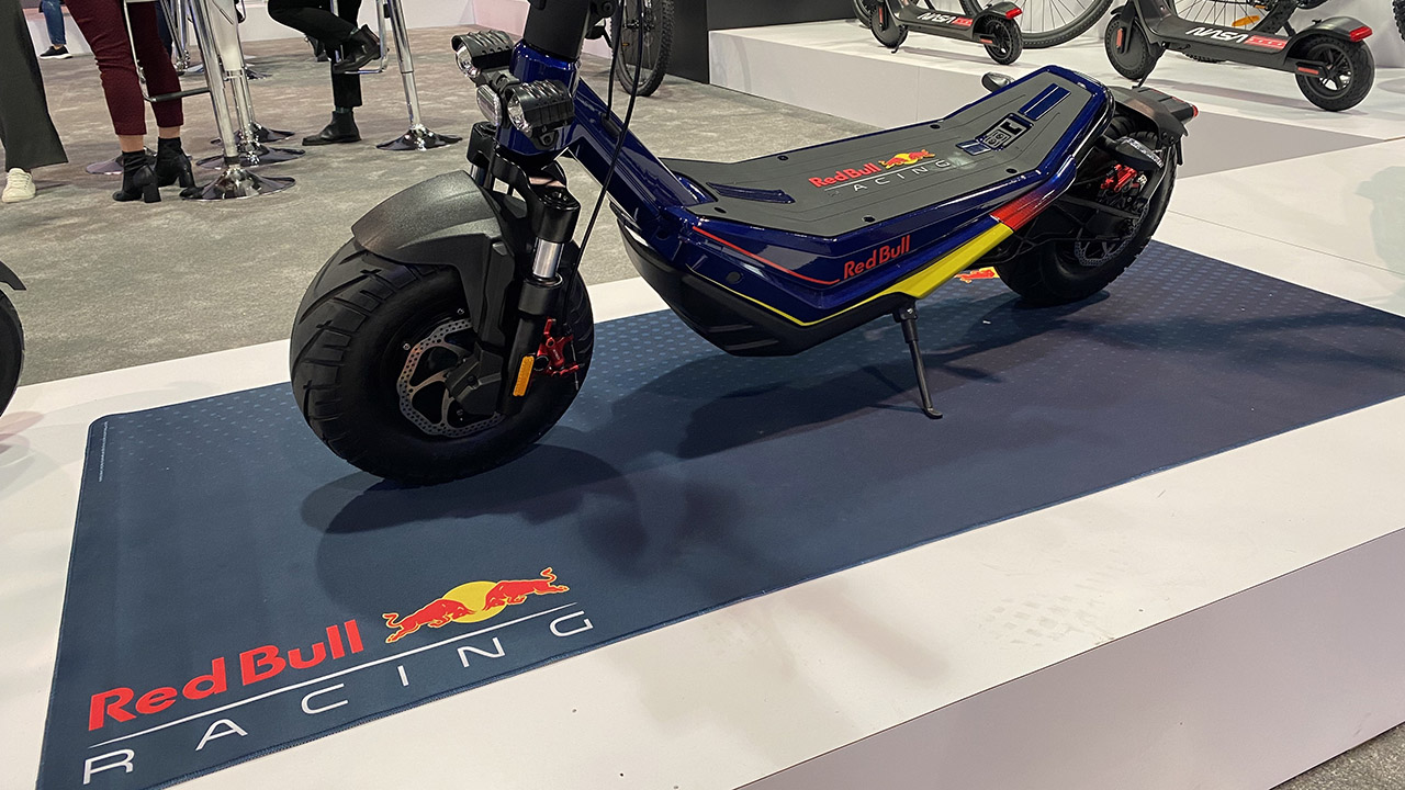 Il monopattino RedBull Racing è un mostro di potenza, ma può essere legale in Italia