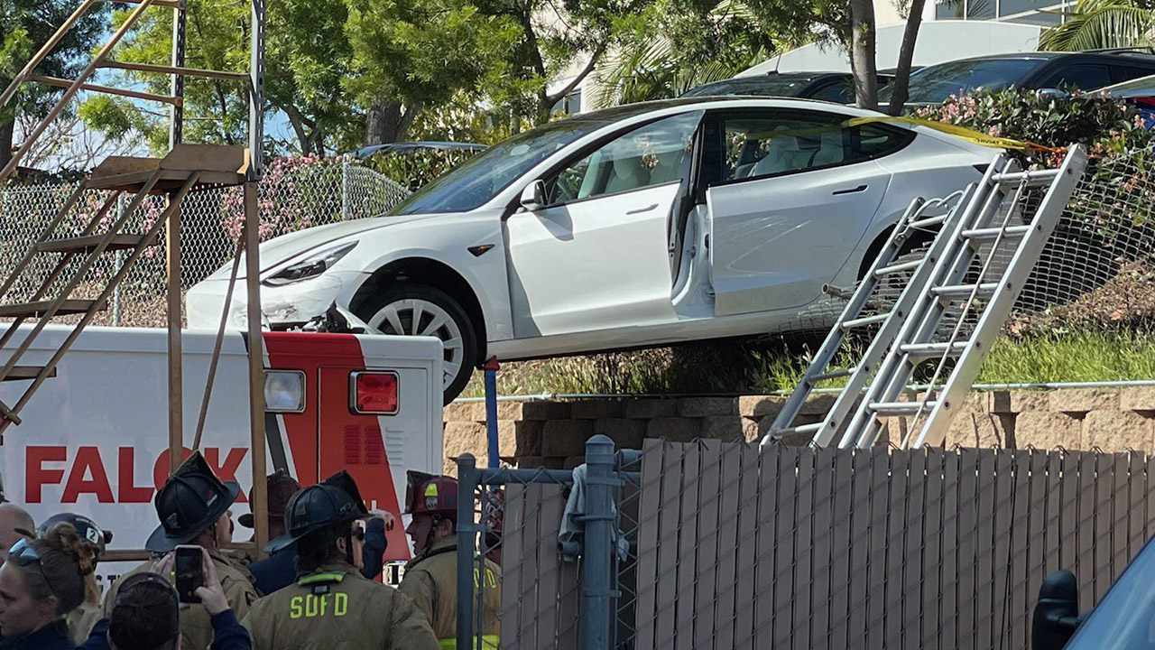 Un'altra Tesla che vola, questa volta finendo sopra un'ambulanza