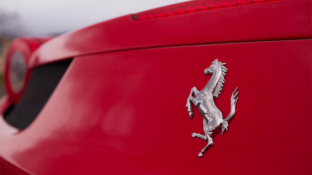 Ferrari ha piani ambiziosi per l'elettrico: "i margini non caleranno"