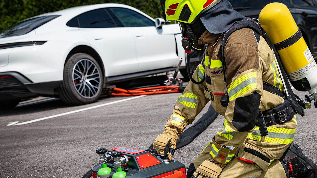 Le auto elettriche in fiamme non si spengono? Rosenbauer lancia l'estintore dedicato