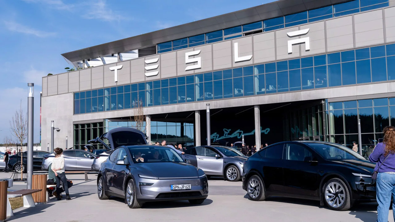 Iniziano la consegne della nuova Tesla Model Y in Europa. Potrà risollevare un 2025 iniziato male?