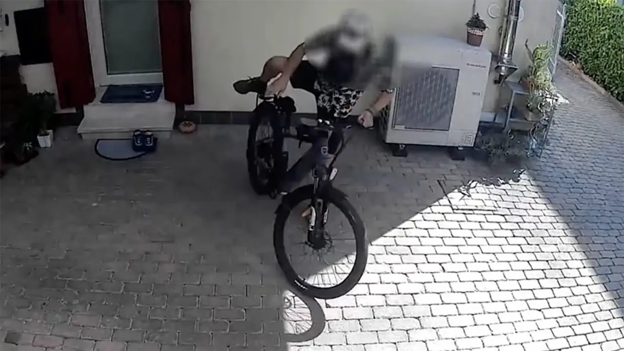 Le immagini del furto di una e-bike sui social, il ladro minaccia denuncia per diffamazione