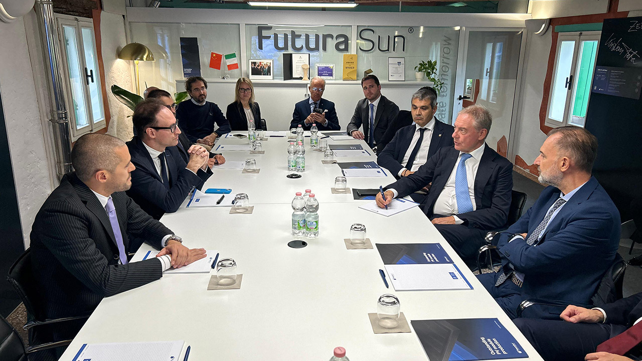 Il ministro Urso visita la FuturaSun, per riportare in Italia la produzione di fotovoltaico