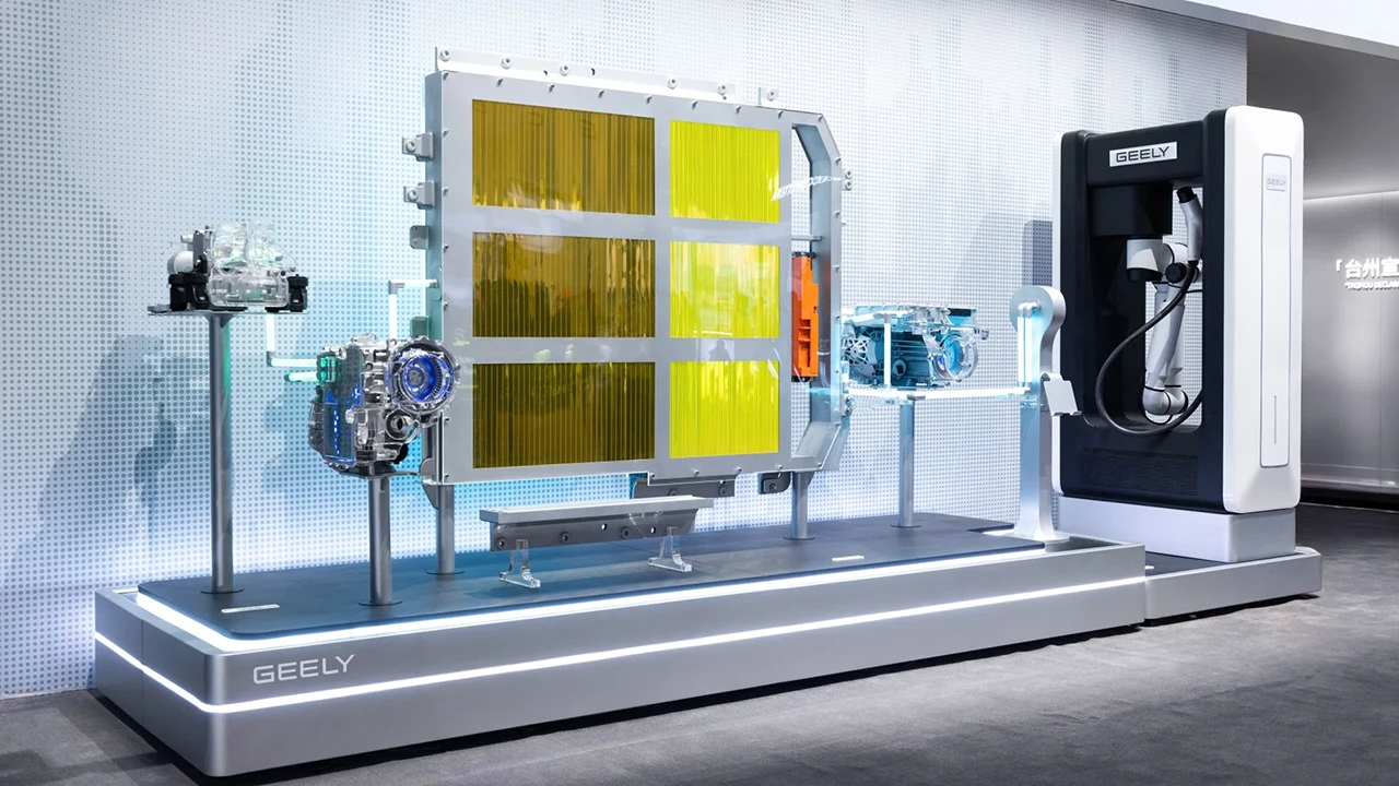 Geely oltre 800 volt: punta a 1.000 volt per ricarica ultra rapida in meno di 5 minuti e mezzo