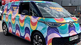 Volkswagen ha creato il Glamper Van: ID.BUZZ con colori hippie e photo booth