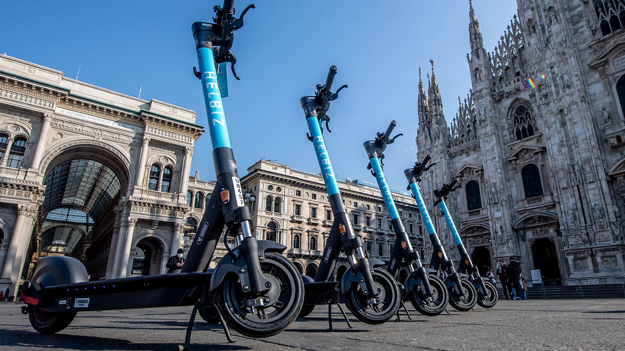 Arrivano a Milano i nuovi monopattini Helbiz, con frecce, luci LED e nuova livrea