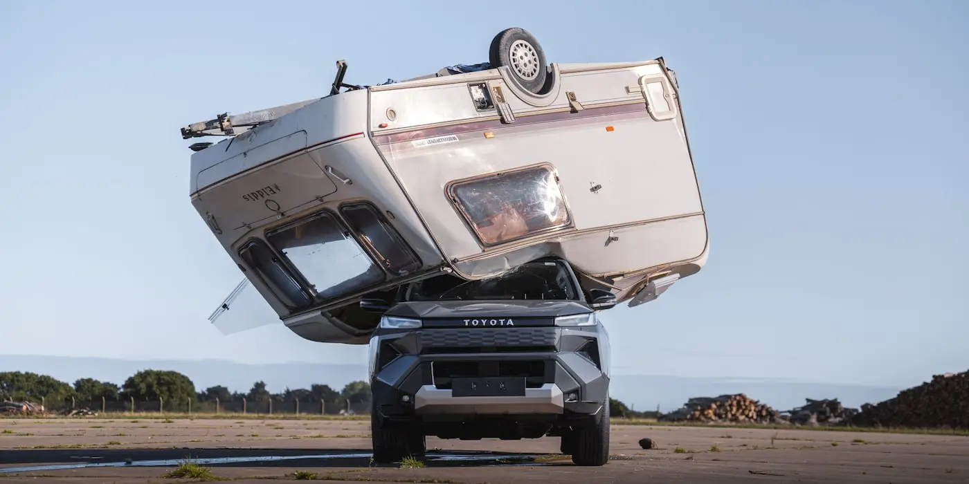 La folle prova di Toyota: caravan lanciato sul suo pick-up elettrico Hilux BEV