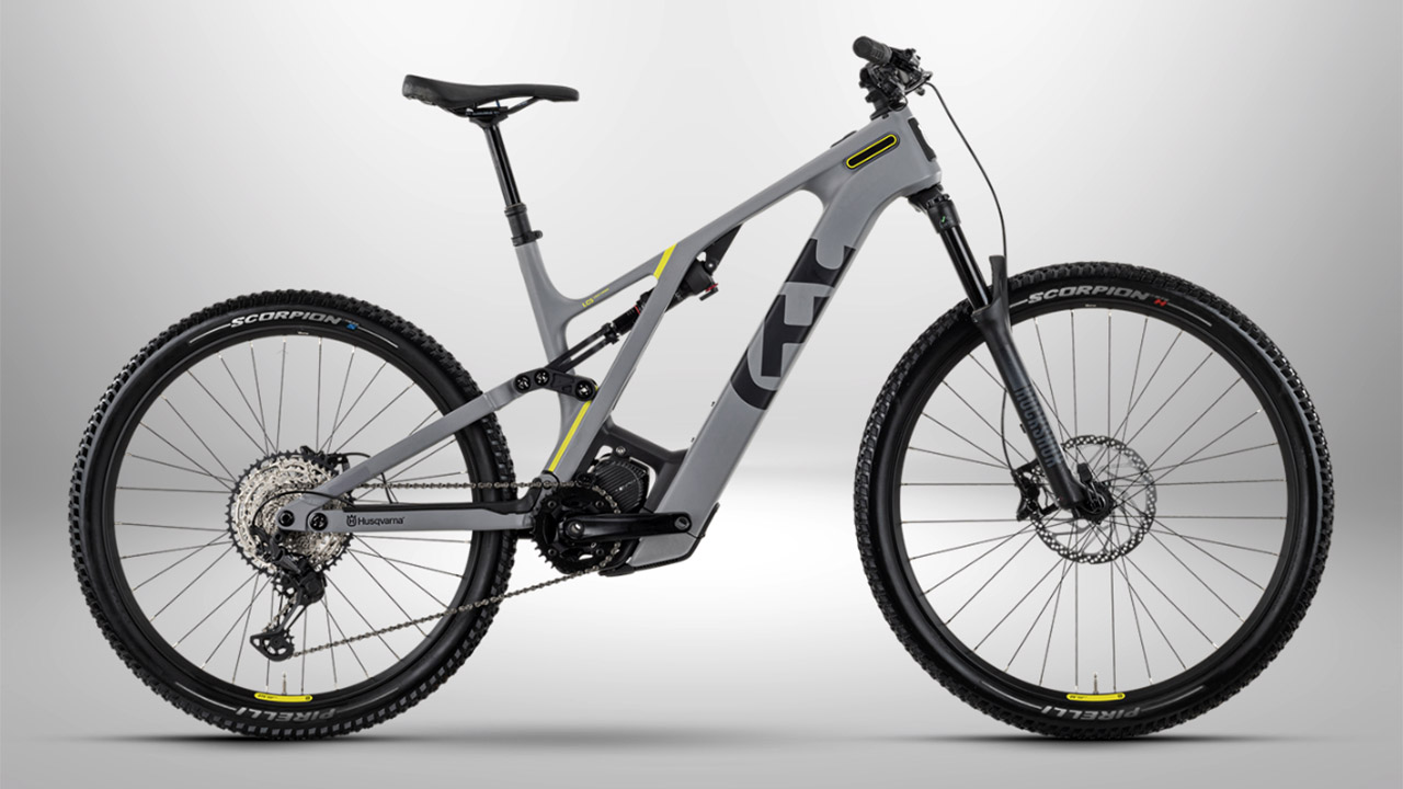 Husqvarna Light Cross, la nuova linea di e-bike per il trail, in carbonio o alluminio