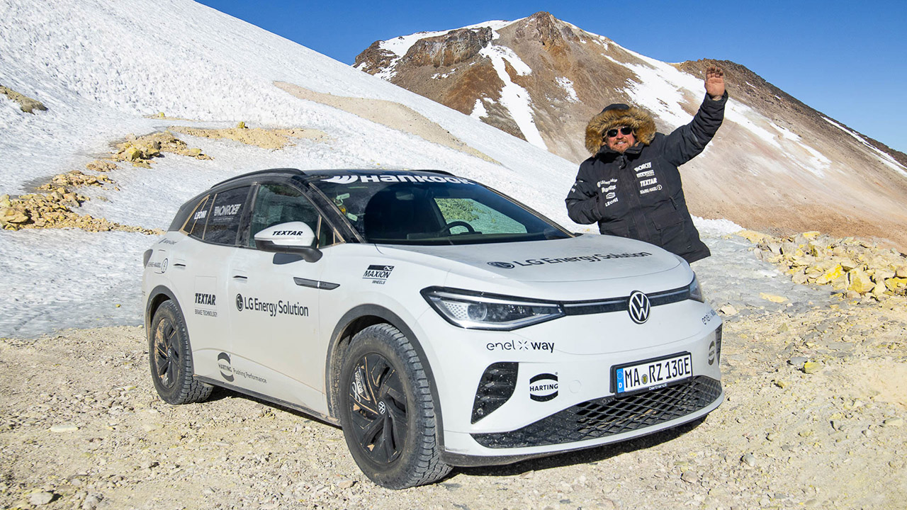 Dal Cile, alla cima di un vulcano, il record di altitudine al volante di Volkswagen ID.4 GTX | Video