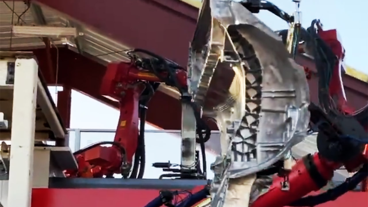 Tesla mostra rare immagini delle Giga Press al lavoro: un robot estrae il casting ancora fumante