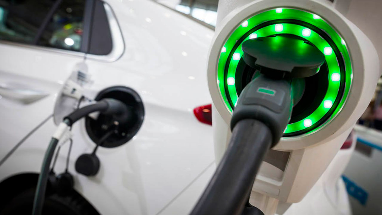 Solo auto elettriche dal 2035? Bruxelles pensa alla marcia indietro